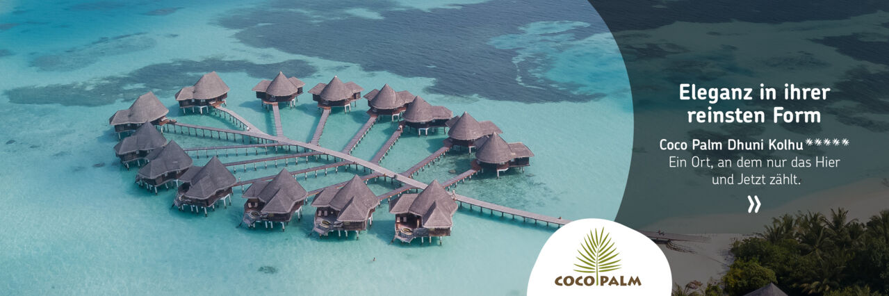 Luftaufnahme eines Resort mit mehreren über dem Wasser stehenden Bungalows, die durch Holzstege verbunden sind. Text: 'Eleganz in ihrer reinsten Form. Coco Palm Dhuni Kalhu ***** Ein Ort, an dem nur das Hier und Jetzt zählt.' Logo: stilisierte Palme.
