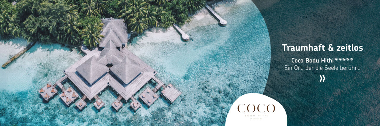 Luftaufnahme eines Resorts mit mehreren Wasserbungalows, umgeben von türkisfarbenem Wasser und üppigem Grün. Sichtbarer Text: 'Traumhaft & zeitlos', 'Coco Bodu Hithi *****', 'Ein Ort, der die Seele berührt'.