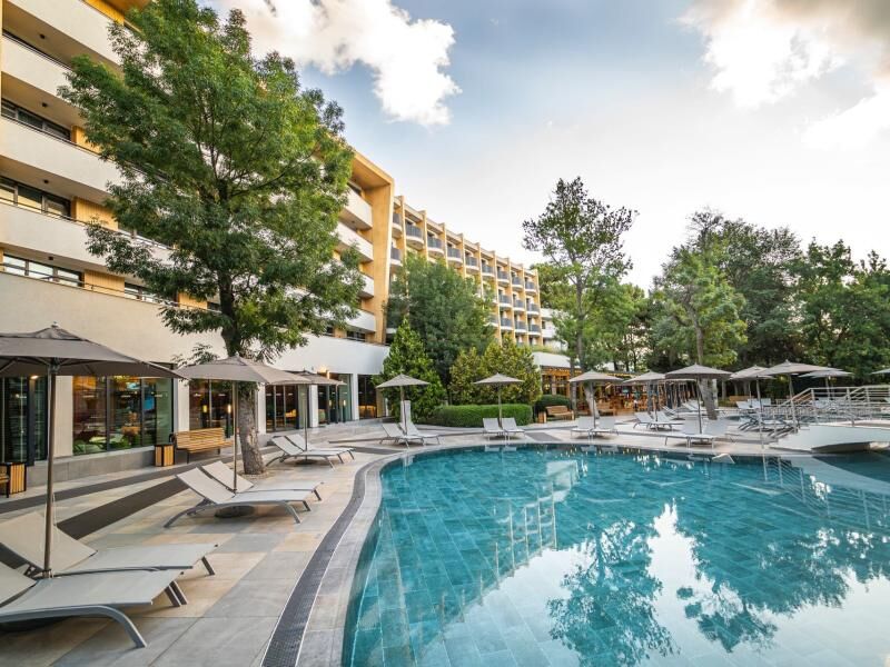 Hotelpool mit modernen Liegestühlen