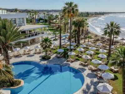 Poolanlage direkt am Strand
