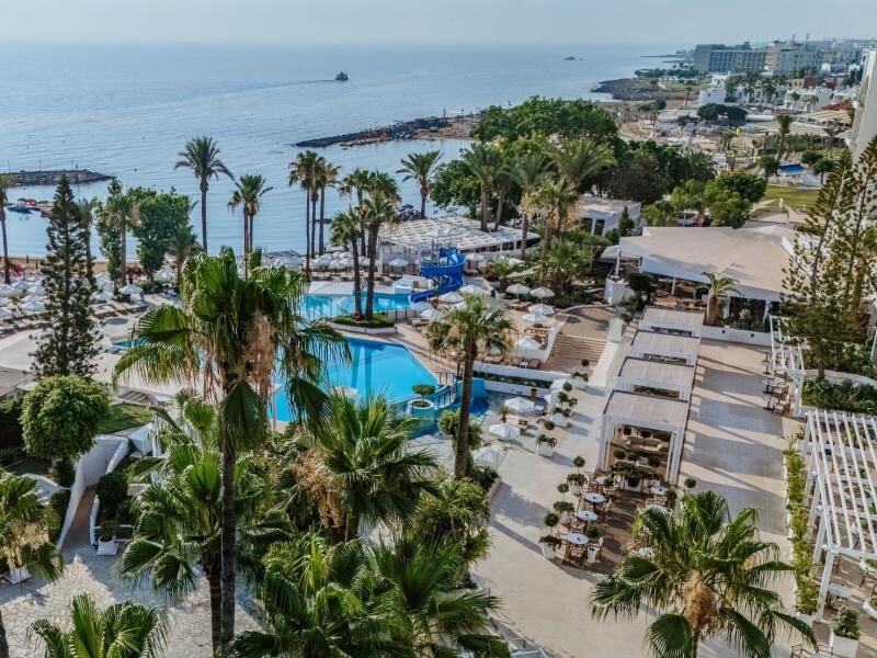 Poolanlage mit Meerblick