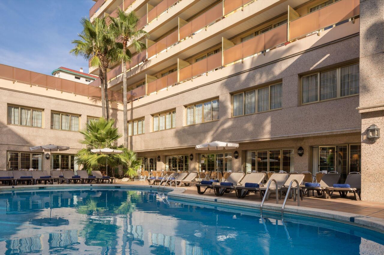 Hotelpool mit Liegestühlen