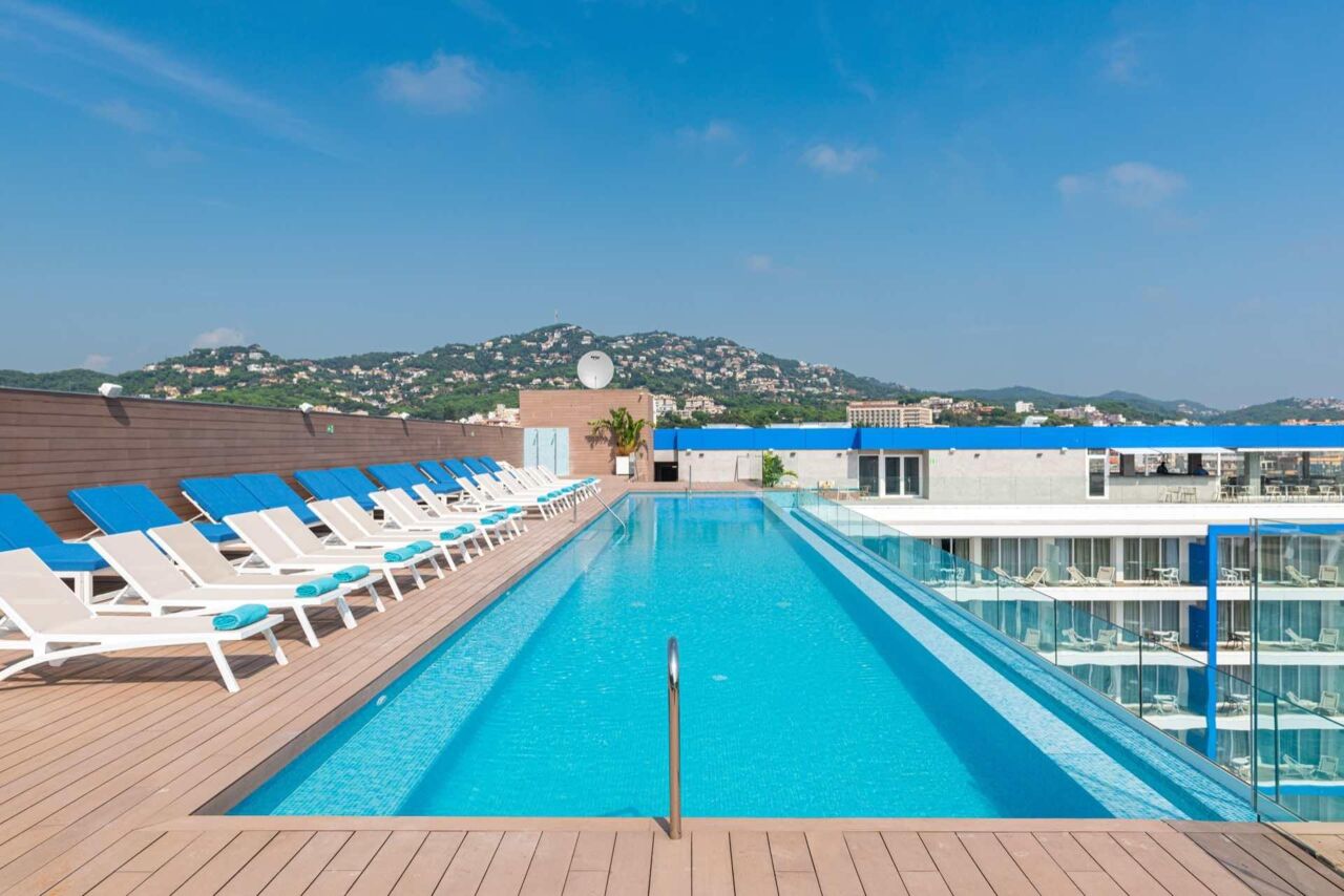 Dachterrasse mit langem rechteckigem Pool