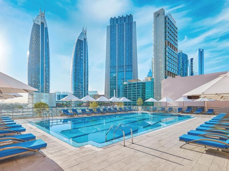 Poolanlage mit Blick auf Dubais Skyline