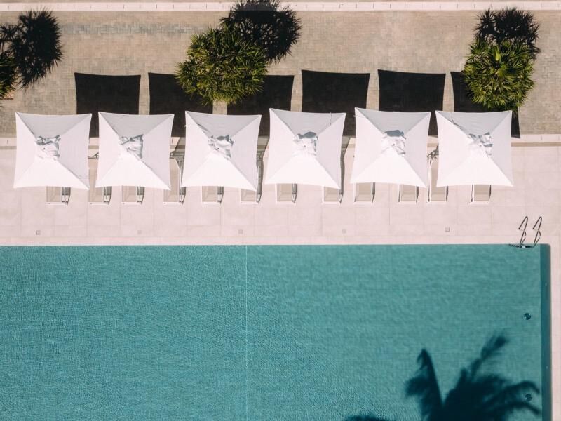 Poolanlage mit Sonnenschirme