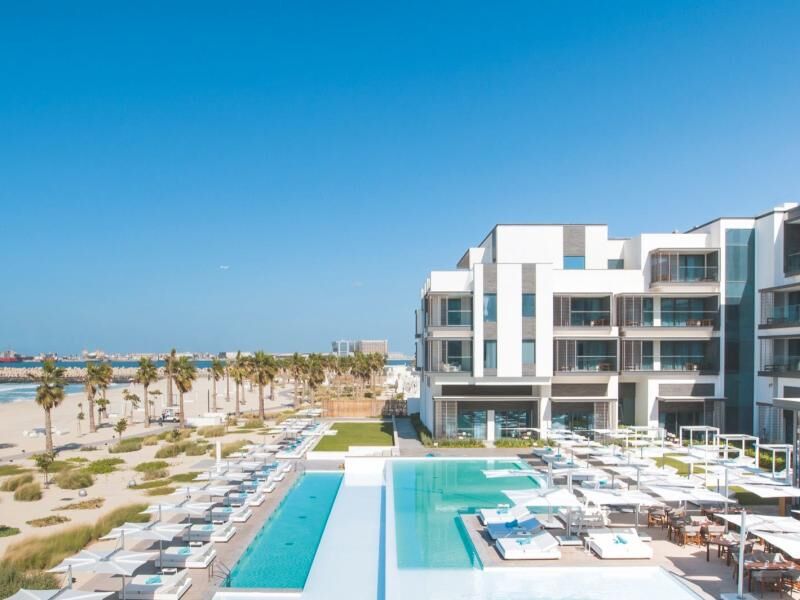 Moderner Hotelkomplex mit mehreren Etagen