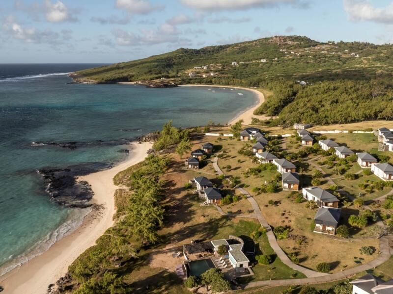 Luftaufnahme einer Bucht mit Sandstrand