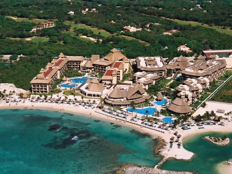 Luftaufnahme eines Resorts mit mehreren Gebäuden