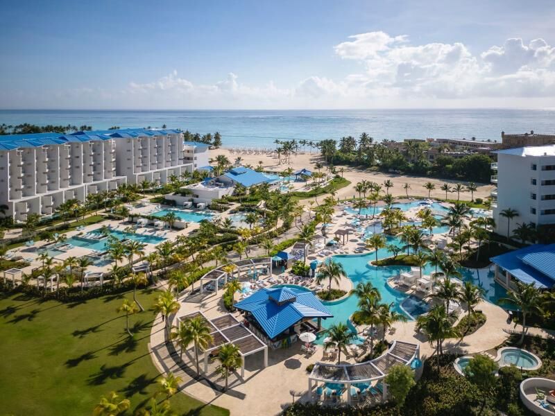 Luftaufnahme eines Resorts mit mehreren Pools