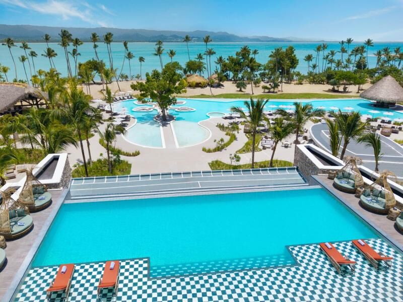 Blick auf einen großen Pool mit blauem Wasser
