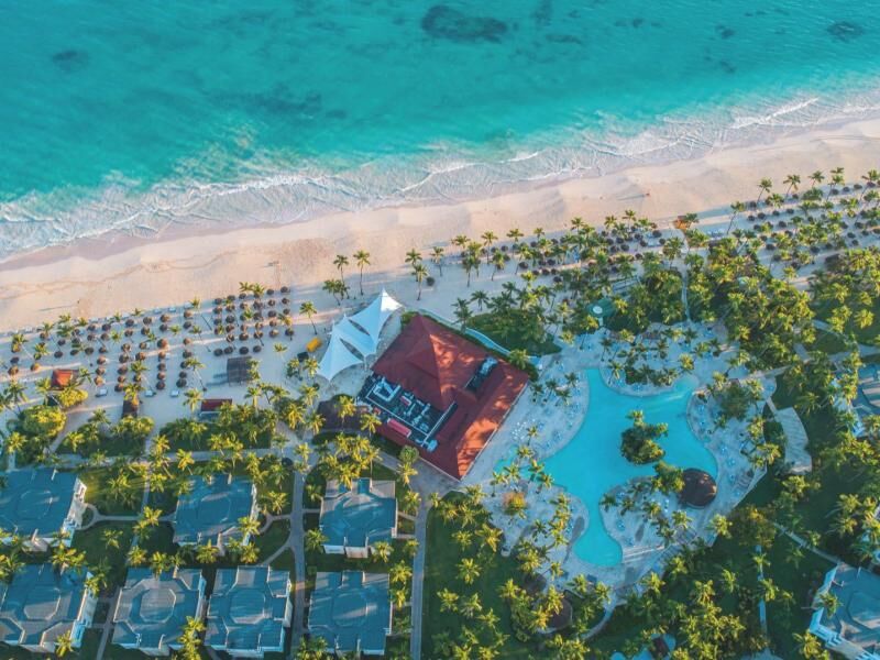Luftaufnahme eines Resorts mit Pool