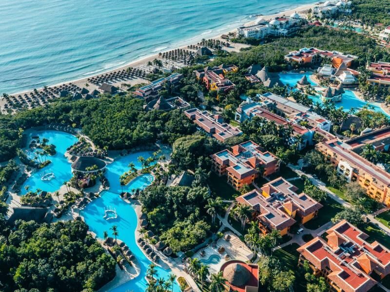 Luftaufnahme eines Resorts mit mehreren blauen Schwimmbecken